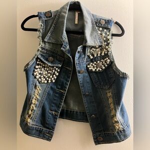 Llove Denim Pearl and Rhinestone sleeveless vest Women’s Medium